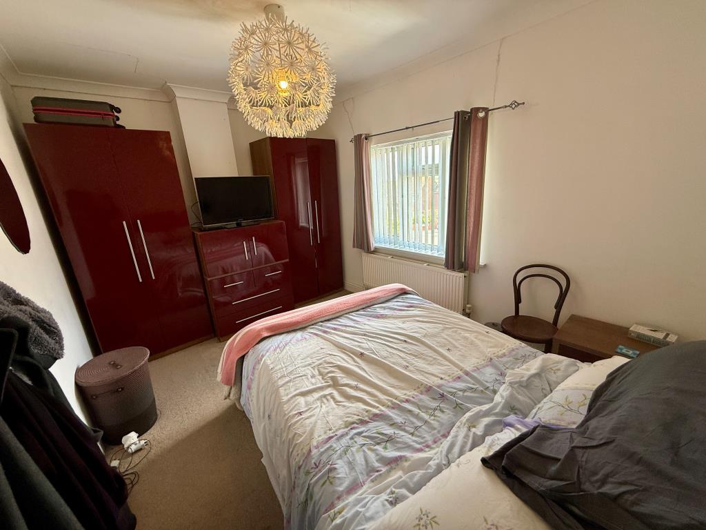 Lot: 119 - SEMI-DETACHED HOUSE IN NEED OF STRUCTURAL REPAIR - Bedroom one